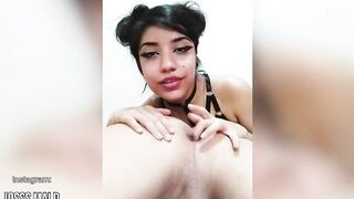 Chica de 18 años dando un masaje anal