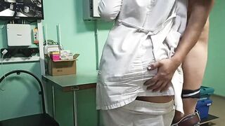 Развел медсестру на секс и кончил на её большой зад