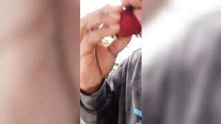 Eating fruit like pussy! Oral sex expert have that pussy leaking