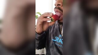 Eating fruit like pussy! Oral sex expert have that pussy leaking