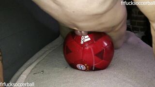 #18 Ejaculation rapide sur un ballon de foot du Bayern Munich