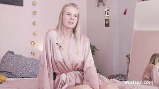 Ersties - Die 22-jï¿½hrige Jolien macht es sich in sexy Dessous vor dem Spiegel
