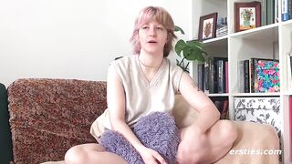 Ersties -22 Jahre alte Wienerin Sunny S masturbiert mit Anal-Dildo