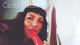 Cecile Pleasure con un pimiento en su vulva menstrual caliente- PORN ART