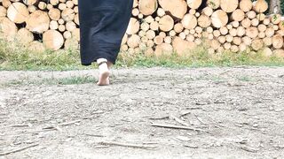 Barefoot - čubička bosá v lese, špinavé nožičky - potřebovaly by očistit jazýčkem!
