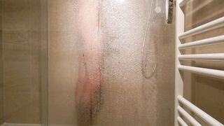 Je surprends mon mec sous la douche et je viens le branler
