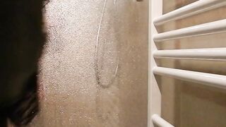 Je surprends mon mec sous la douche et je viens le branler