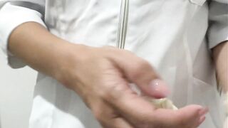 Depiladora chupando o ovo do cliente - luvas de latex