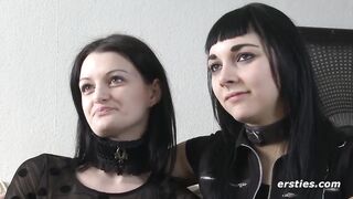 Ersties - Das lesbische Paar Alisa und Lea lieben sich mit SM-Praktiken