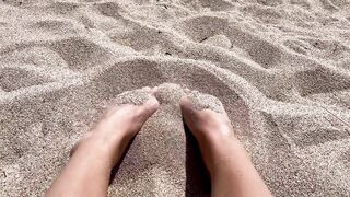ASMR - Play with my feet in the sand
