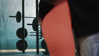 "Branquinha de Leite" sucks a friend's dick at the gym reception until he comes in her mouth.